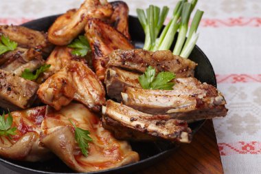 Tavada kavrulmuş tavuk