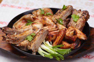 Tavada kavrulmuş tavuk