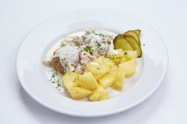 patates ile Beşamel sos plaka üzerinde