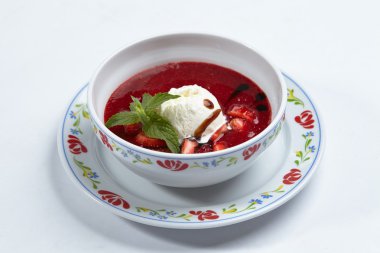 Dondurmalı çilek çorbası.
