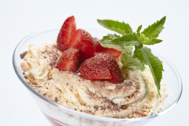 tatlı çilek ve nane ile 