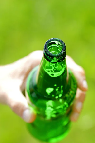 Vychlazené pivo v ruce — Stock fotografie