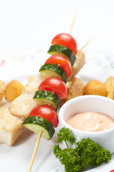 Vegetable kebab with sauce — Stock Photo, Image