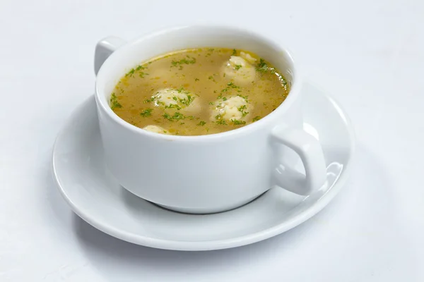 Polévka s karbanátky v misce — Stock fotografie