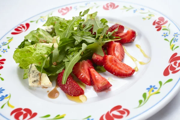 Salat mit Erdbeeren und Käse — Stockfoto