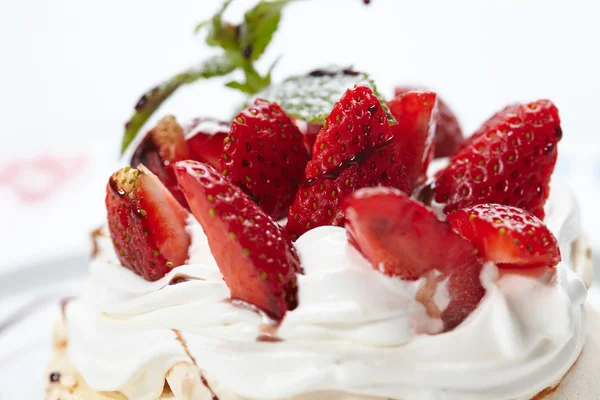 帕夫洛娃草莓蛋糕 — 图库照片