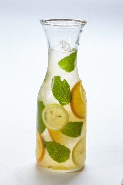 Yaz limonata sürahi içinde