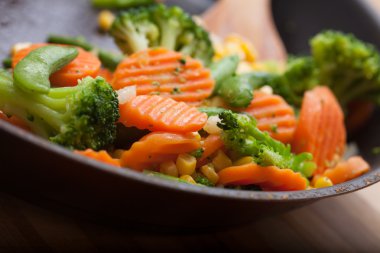 kalem kızartma içinde kızarmış sebze 