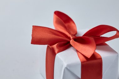 Kırmızı fiyonklu hediye kutusu