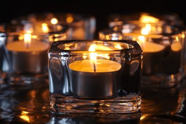 Karanlıkta yanan mumlar