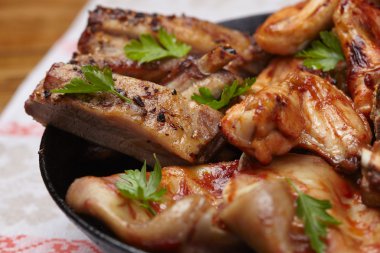 Kızarmış tavuk kanadı.