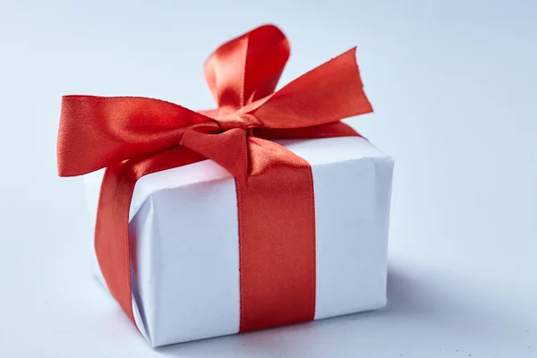 Gift box with red bow — Stock Photo, Image