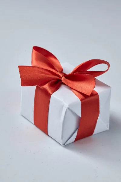 Confezione regalo con fiocco rosso — Foto Stock