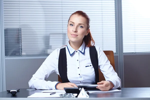 Zakenvrouw zitten op werkplek — Stockfoto