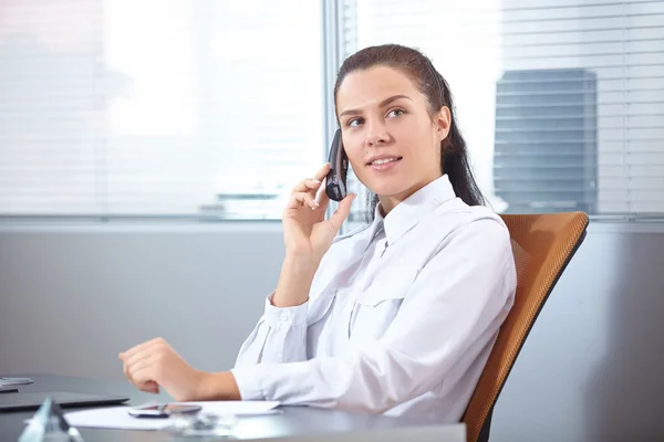 Schöne Geschäftsfrauen im Amt — Stockfoto