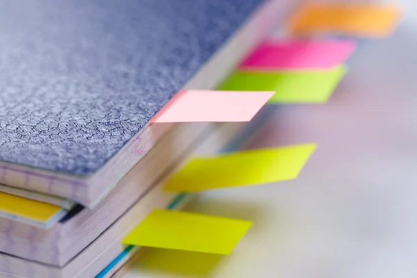 Dagboek met colored tabs — Stockfoto