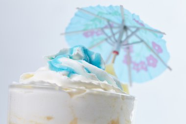 Lezzetli süt bardakta kokteyl