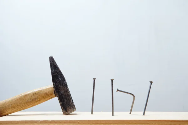 Hammer und Metallnägel — Stockfoto