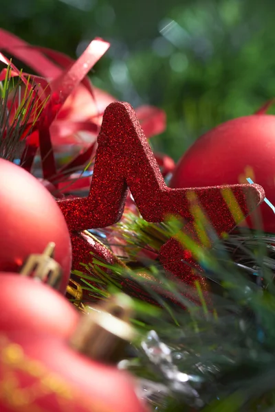 Hermosas decoraciones rojas de Navidad — Foto de Stock