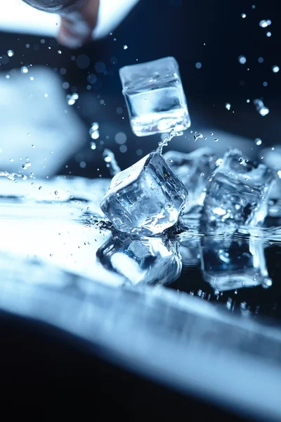 Cubitos de hielo con agua salpicada — Foto de Stock