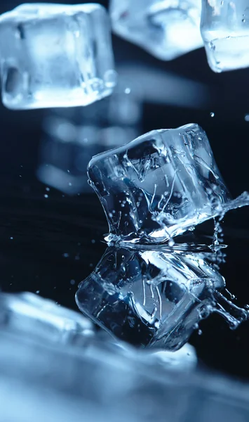 Ledové kostky s stříkající vodě — Stock fotografie