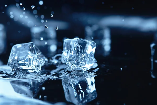 Cubitos de hielo con agua salpicada — Foto de Stock