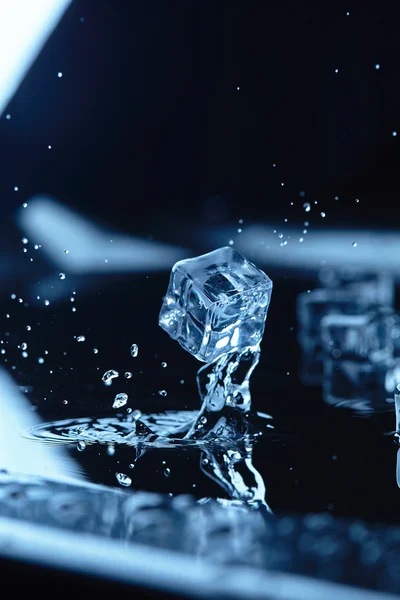 Buz küpleri ile su sıçrama — Stok fotoğraf
