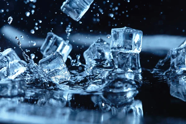 Cubitos de hielo con agua salpicada —  Fotos de Stock