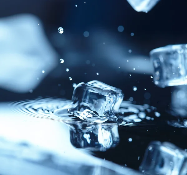 Eiswürfel mit Wasserspritzer — Stockfoto