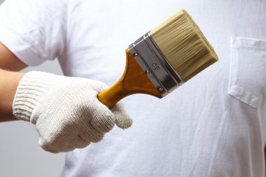 fırça ile çalışan adam