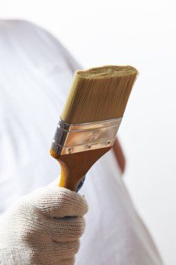 fırça ile çalışan adam