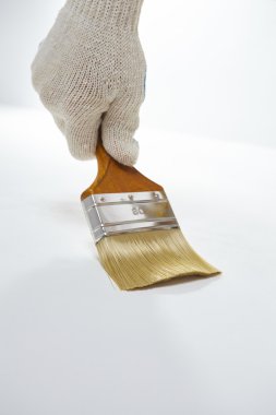 fırça ile çalışan adam