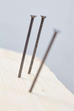 ahşap panel üzerinde çivi