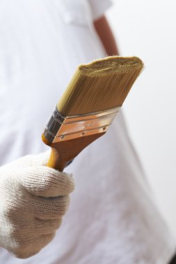 fırça ile çalışan adam