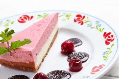 reçel ve çilek ile lezzetli peynirli kek