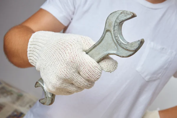 Hombre trabajando con herramienta — Foto de Stock