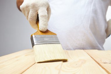 fırça ile çalışan adam