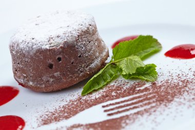 çikolata tatlı nane ve sos ile 