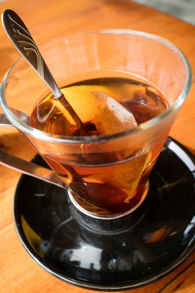 Teebeutel mit schwarzem Tee in Tasse — Stockfoto