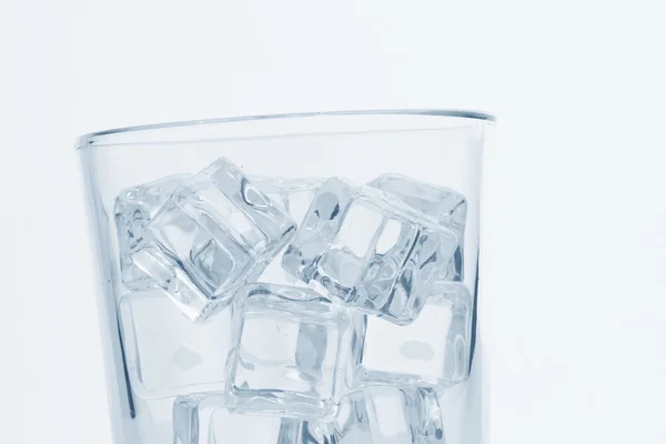 Vidrio con cubitos de hielo —  Fotos de Stock