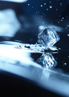 Ice cube su sıçrama ile