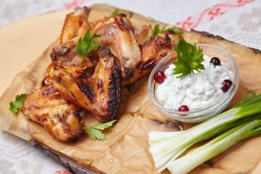 Soslu tavuk kanadı.