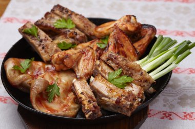 soğan ve maydanoz ile tavuk