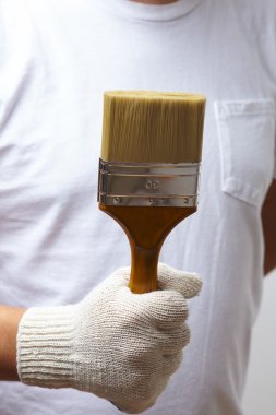 fırça ile çalışan adam