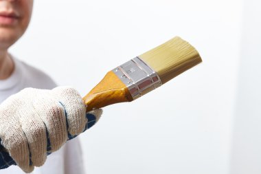 fırça ile çalışan adam