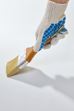 fırça ile çalışan adam