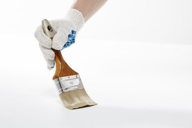 fırça ile çalışan adam