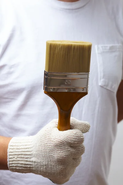 fırça ile çalışan adam