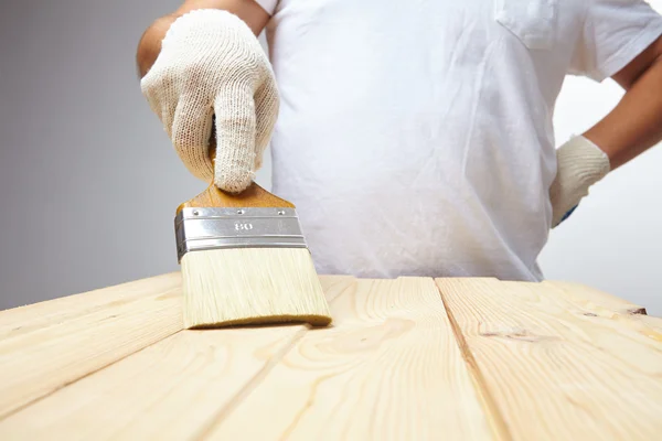 Hombre trabajando con cepillo — Foto de Stock