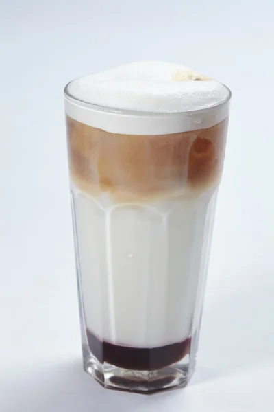 Latte macchiato w szkle — Zdjęcie stockowe